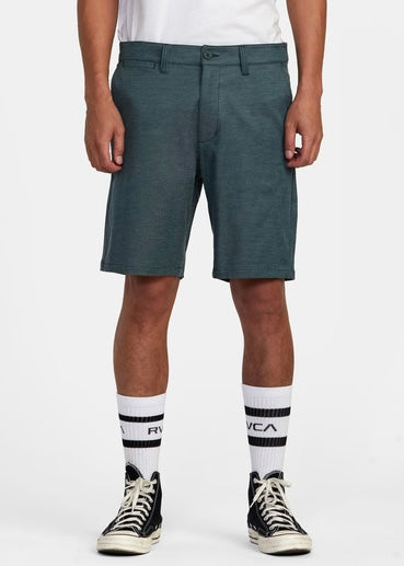 Back In Hybrid Shorts 19" in Hunter