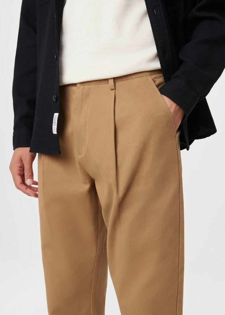 The Jamie Pleated Chino Pant – Red Ribbon
