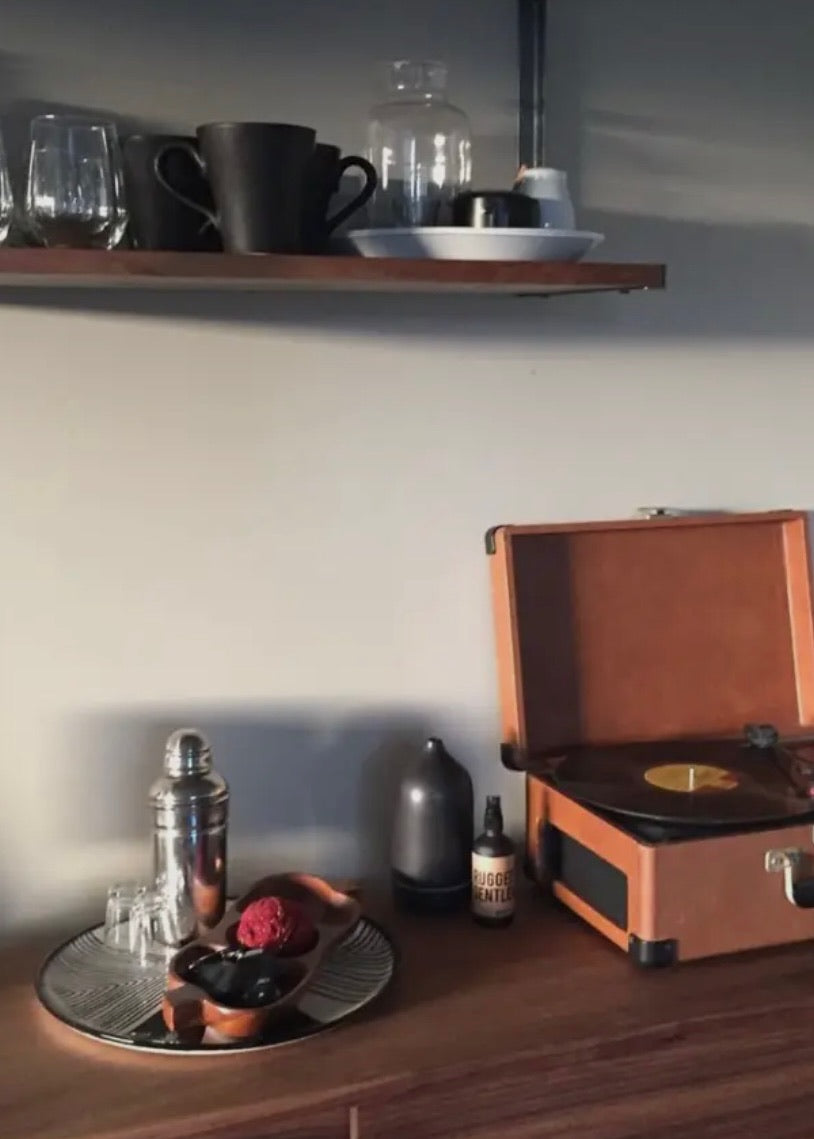 Rugged Gentleman Mini – Red Ribbon