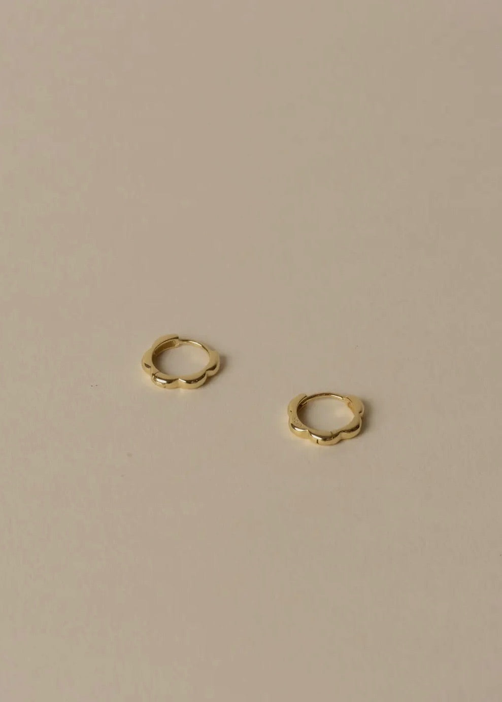 Ali Scalloped Huggie Hoops
