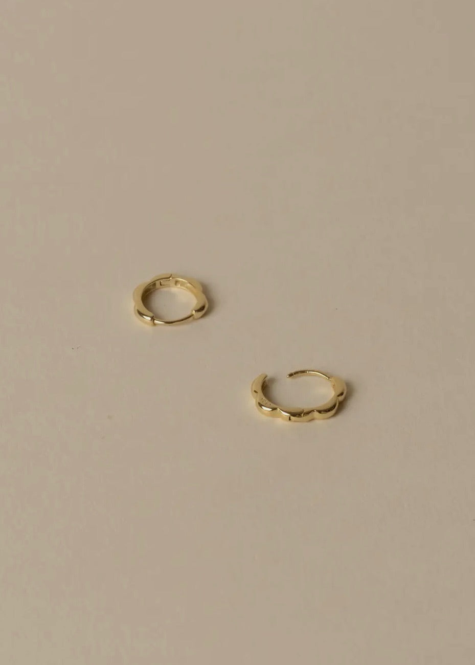 Ali Scalloped Huggie Hoops